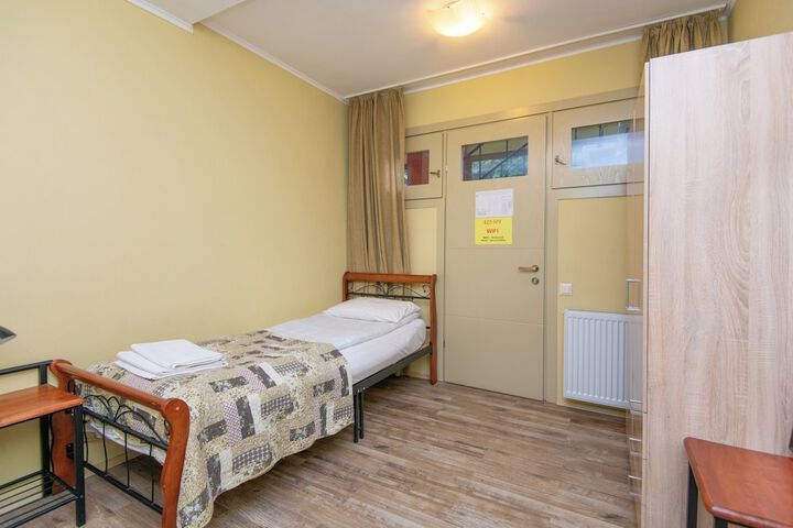 Room 9 of 18