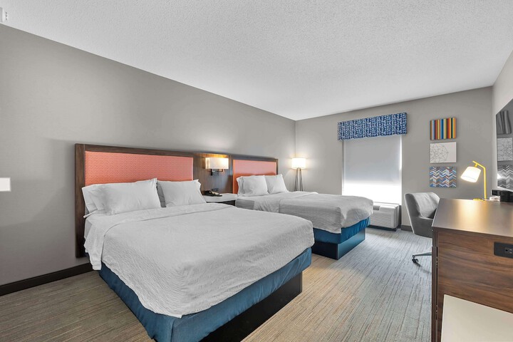 2 Queen Beds (12 of 13)