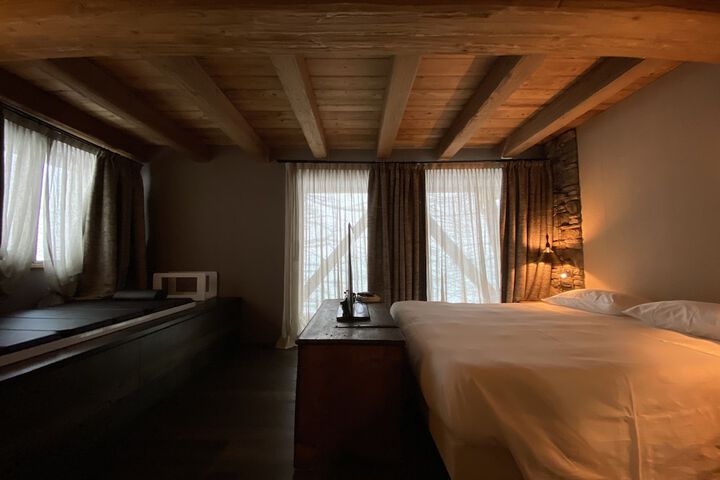 Room 8 of 98