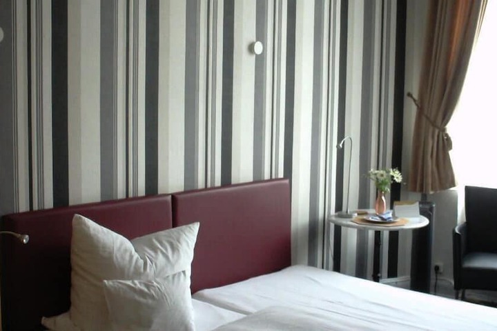 Room 7 of 33