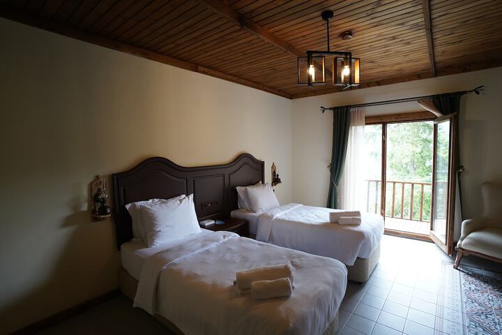 Room 14 of 102