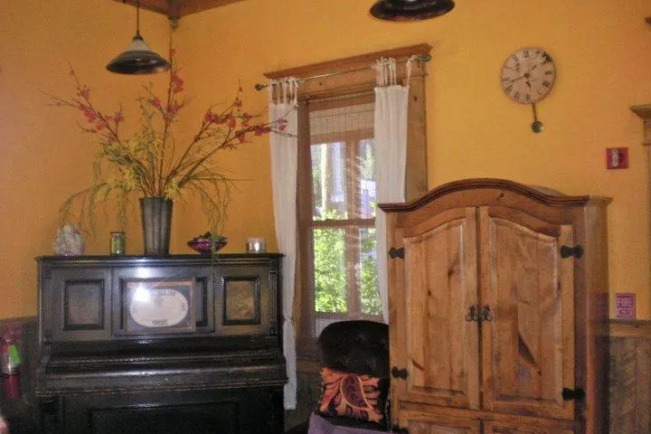 Room 5 of 12
