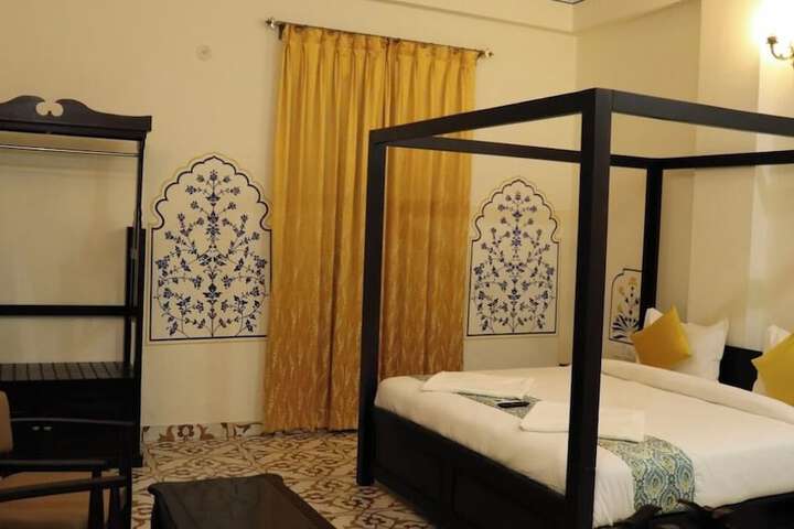 Room 4 of 8