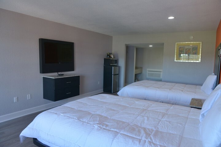 2 Queen Beds (2 of 5)