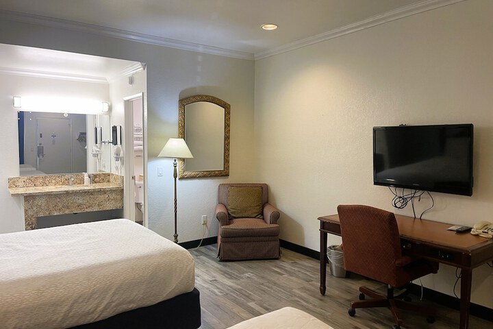 2 Queen Beds (5 of 10)