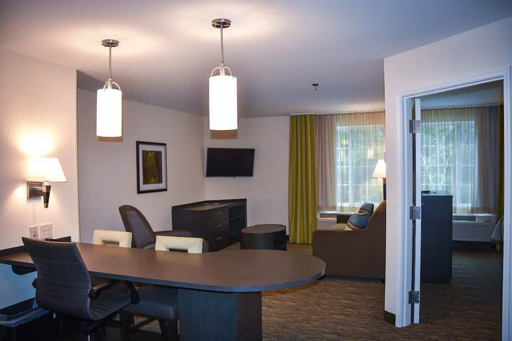 1 Queen Studio Suite Communications Accessible (8 of 8)