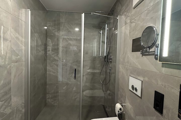 Room 46 of 100