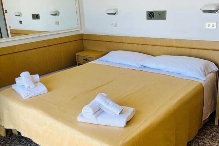 Room 4 of 27