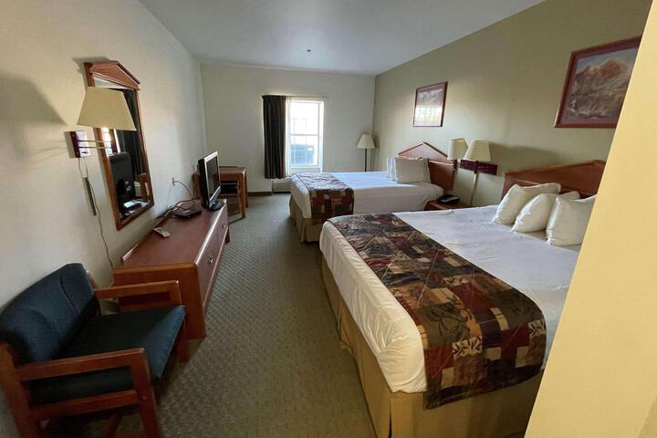 2 Queen Beds (2 of 8)