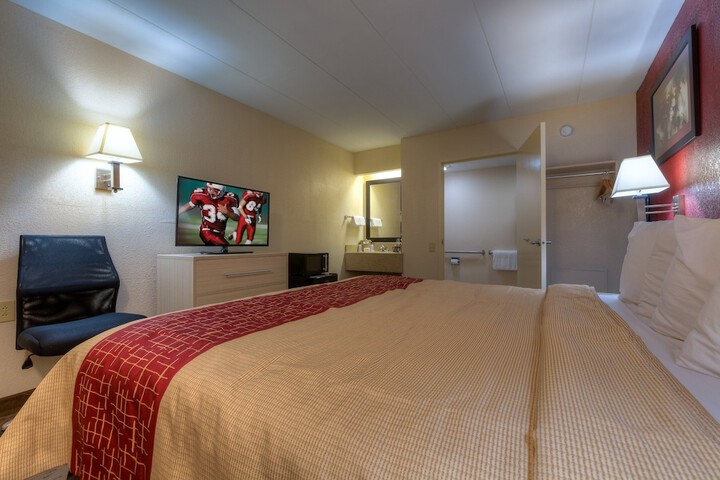 Deluxe King Bed (6 of 13)