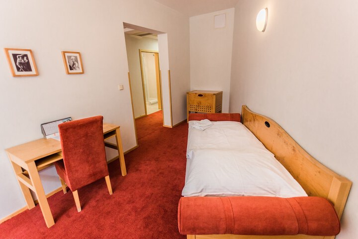 Room 30 of 102