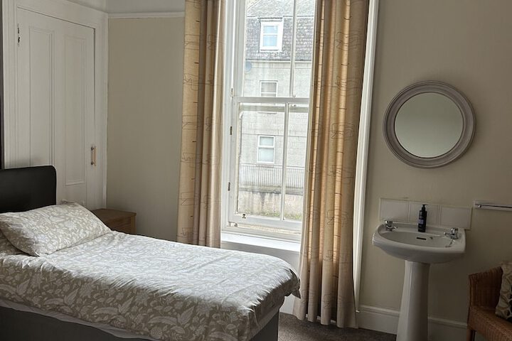 Room 6 of 12