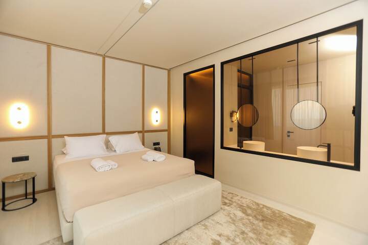 Room 33 of 100