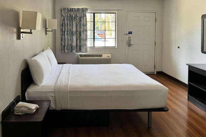 1 Queen Bed (9 of 15)