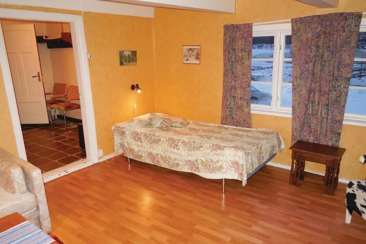 Room 4 of 12