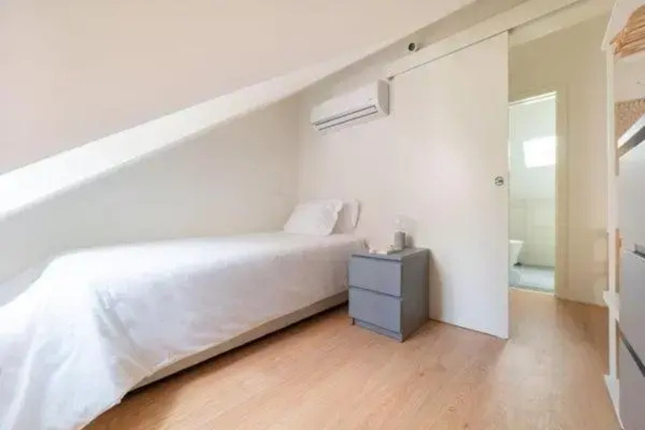 Room 4 of 12