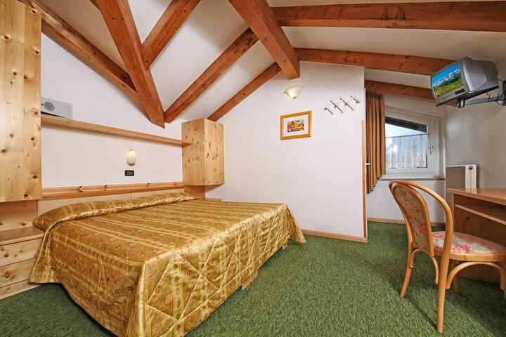 Room 9 of 29
