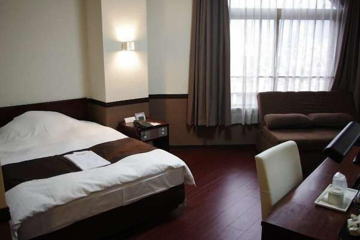 Room 4 of 27