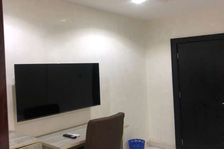 Room 10 of 27