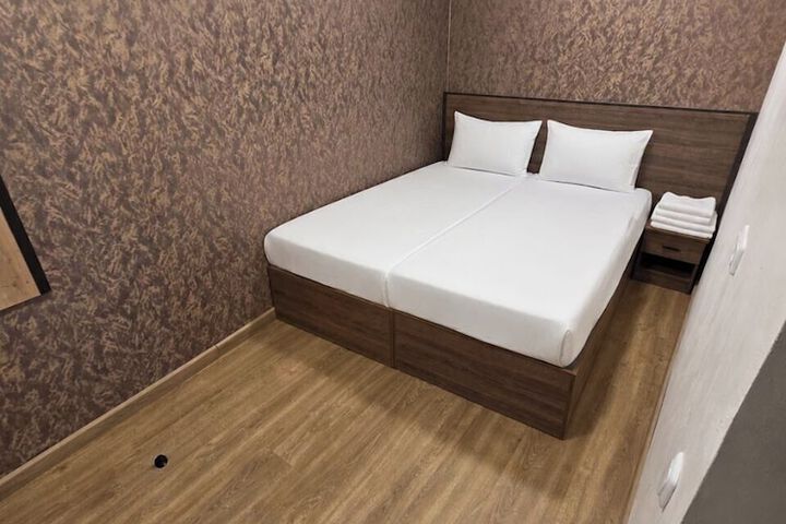 Room 32 of 47
