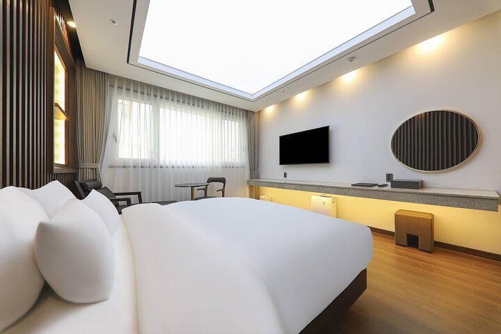 Room 13 of 77