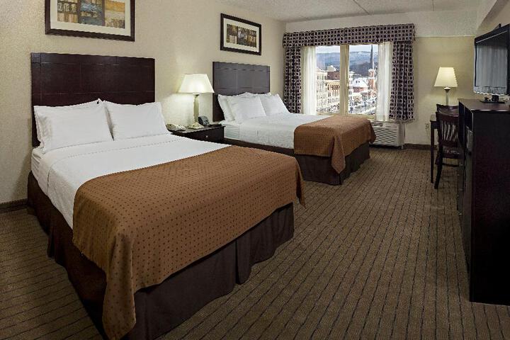 1 Queen Bed (3 of 8)