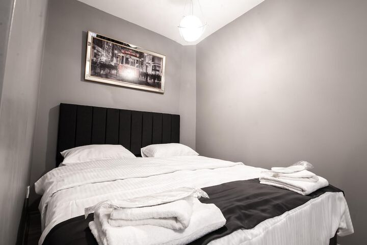 Room 11 of 32