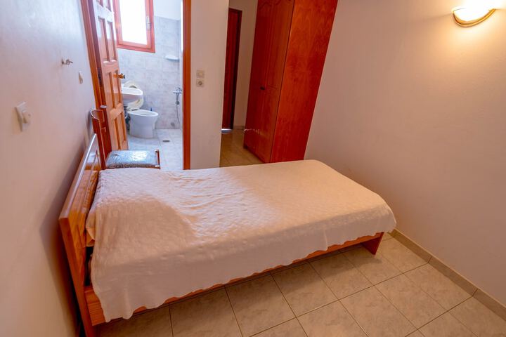 Room 2 of 33