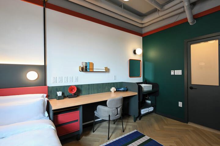 Room 11 of 40