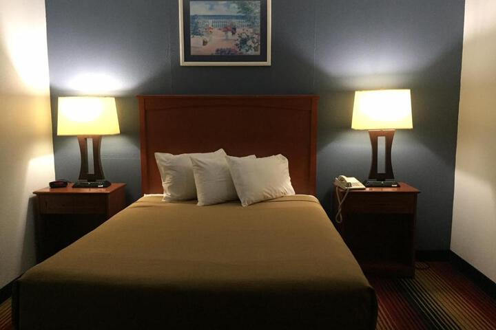 1 Queen Bed (15 of 26)