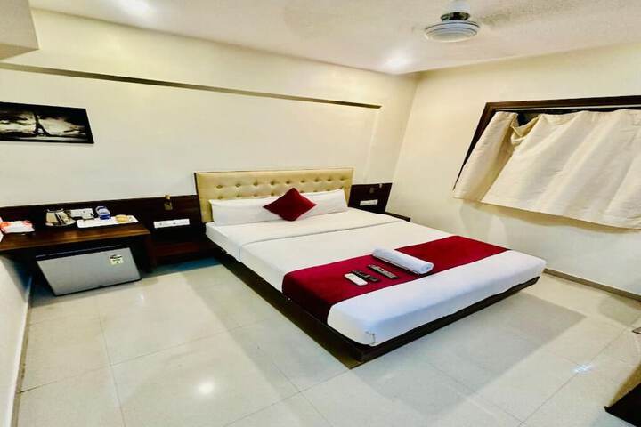 Room 5 of 16