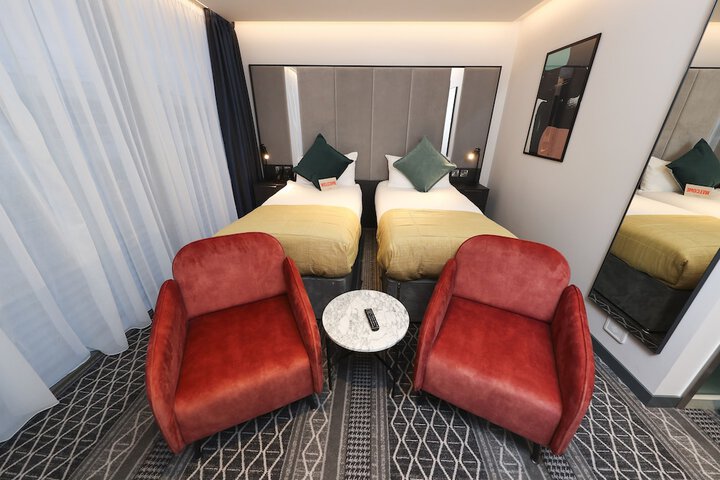 Room 32 of 82