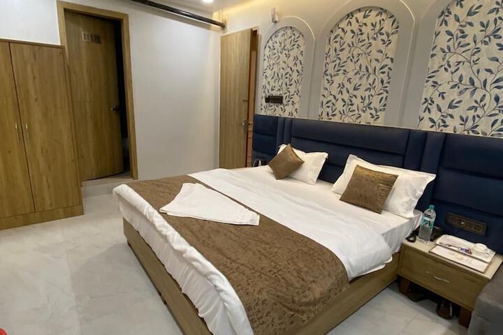Room 7 of 14