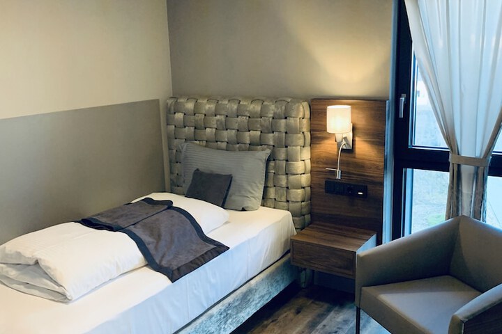 Room 6 of 100