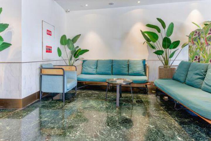 Lounge 16 of 23