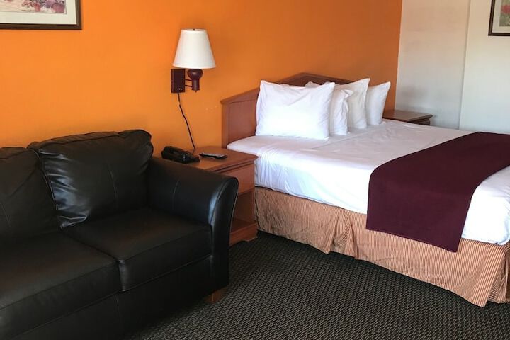 1 King Bed (5 of 9)