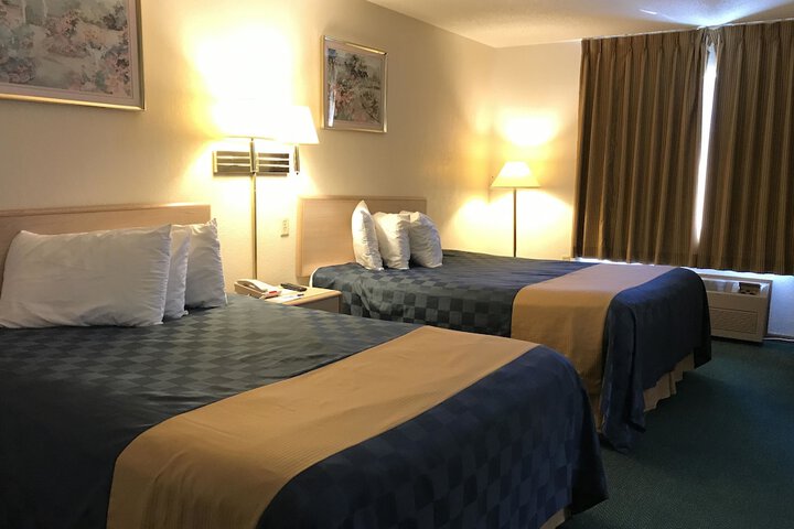 1 Queen Bed (7 of 10)