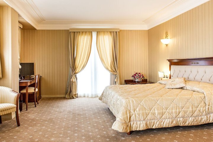 Room 10 of 94