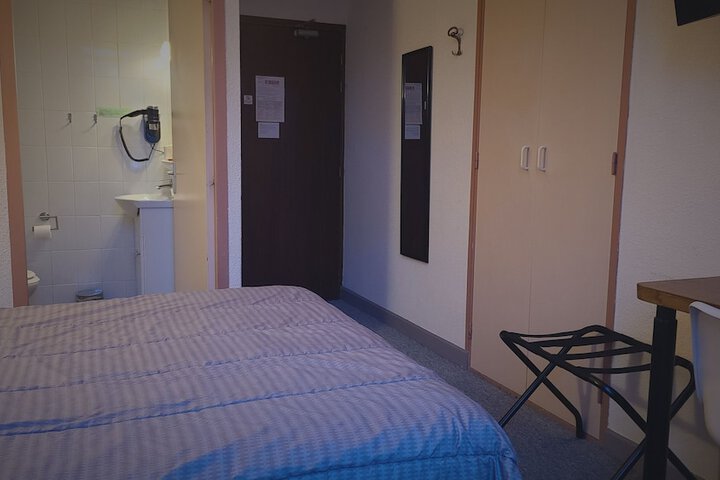 Room 16 of 38