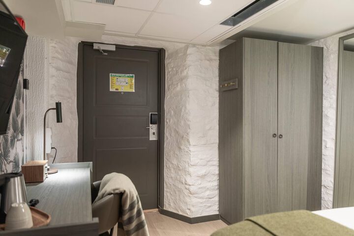 Room 32 of 87