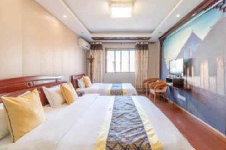 Room 10 of 12