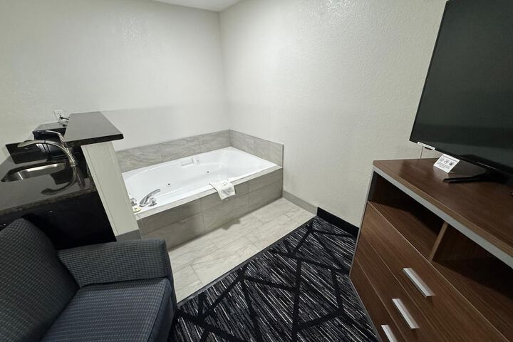 Room 25 of 38