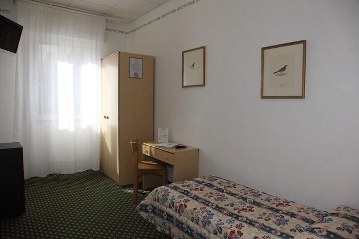 Room 9 of 37