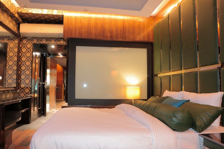 Room 30 of 43