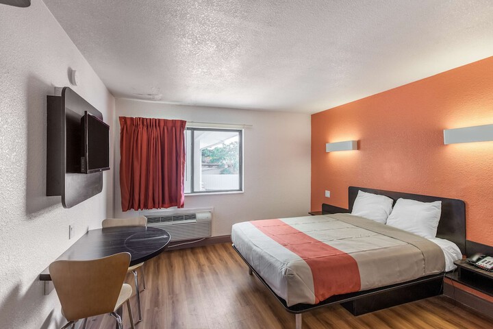 1 King Bed (6 of 7)