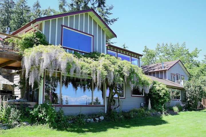 The Bluff on Whidbey B & B