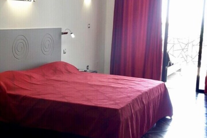 Room 24 of 90