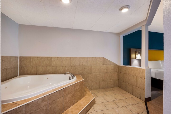 1 King Bed High Speed Internet Accessible Microwave and Refrigerator, Coffee Maker Iron and Ironing Board Hairdryer Continental Breakfast (6 of 10)