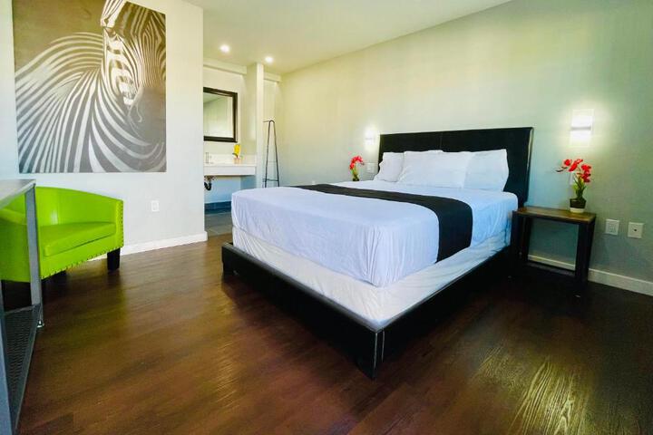 1 Queen Bed (32 of 49)