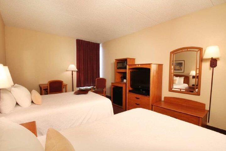 2 Double Beds Desk Microwave and Refrigerator WiFi Keurig Coffee Maker Full Breakfast (3 of 10)